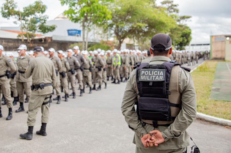Imagem ilustrativa do concurso da Polícia Militar de Alagoas com informações sobre vagas e salários.