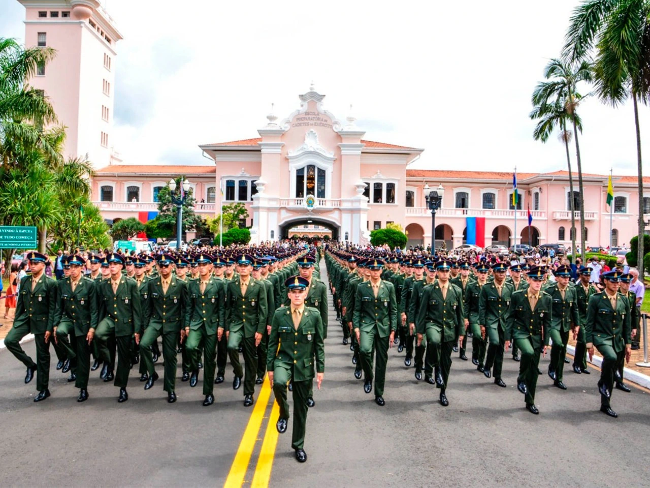 Imagem ilustrativa do Exército Brasileiro com cadetes em formação.